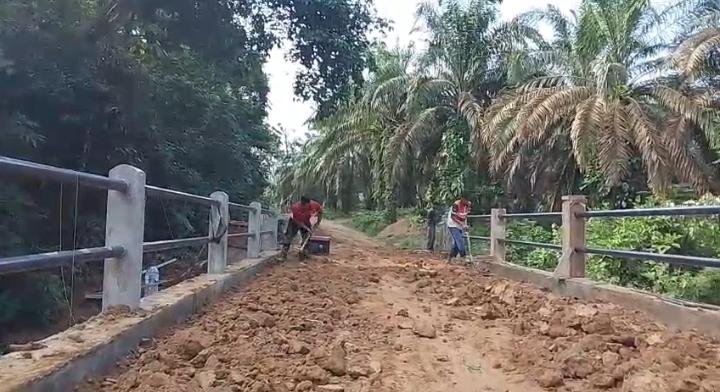 PERKUAT STRUKTUR ATAS, PEKERJA JEMBATAN ARAMCO TANJUNG BELIT SELATAN KEBUT PEMASANGAN MAL TANGAN-TAN