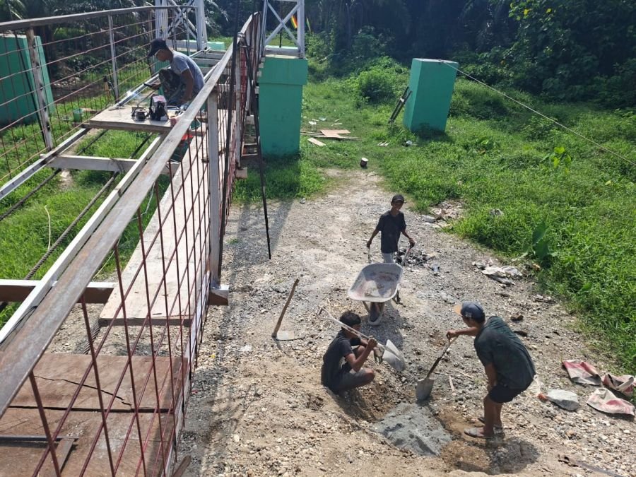 PERKUAT STRUKTUR JEMBATAN MUARA MUSU, TIM LAPANGAN KEBUT PENGECORAN TIANG TAMBAHAN DAN PENGECATAN WI