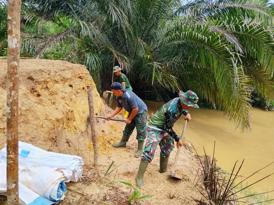 Permudah Akses Warga, Babinsa Koramil 03/Bgs dan Warga Bangun Jembatan Merah Putih 