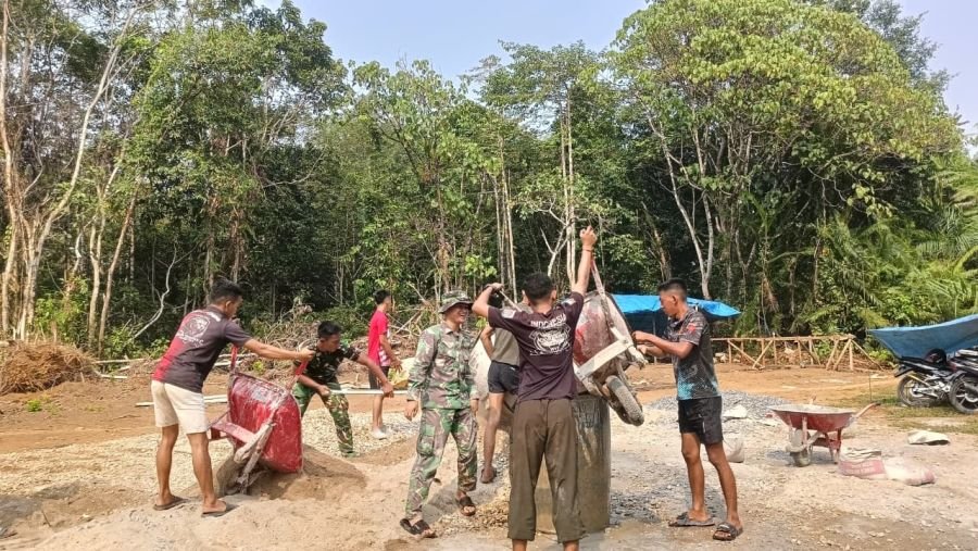 Pers Kodim 0302/Inhu Berjibaku menyelesaikan pembangunan Jembatan Gantung Desa Talang Perigi 