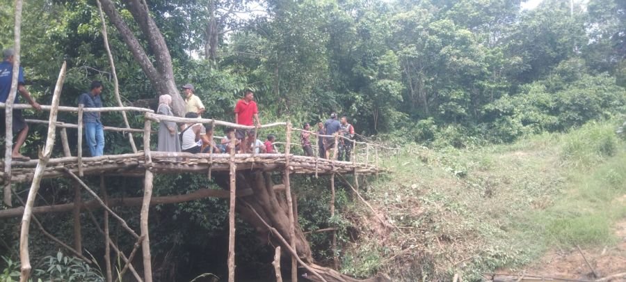 Pers Kodim 0302/Inhu Bersama Warga Lanjutkan Pembangunan Jembatan Gantung Garuda Tahap V