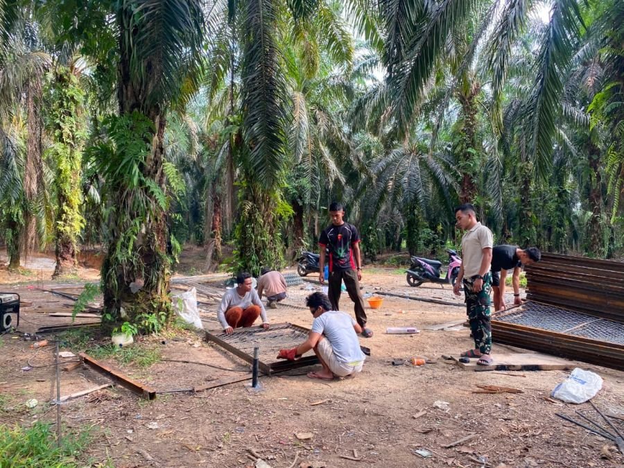Pers Kodim 0302/Inhu Fokus Pengerjaan Kedudukan Hanger dan Rangka Pagar Pembatas Jembatan Gantung