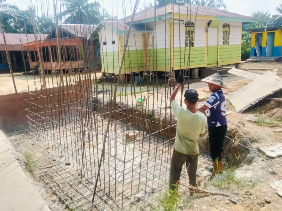 Persiapan Bekisting Jembatan Garuda Terus Dimatangkan, Koramil 06/Tanjung Medan Bersama Warga Percep