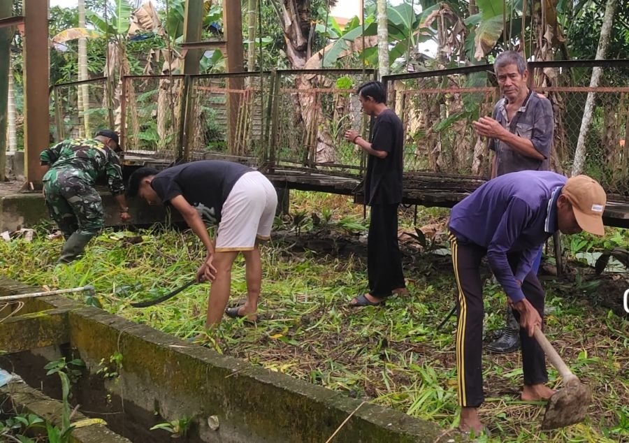Persiapan Renovasi, Danpos Ramil 09/Kemuning Bersama Warga Bersihkan Sisi Jembatan Gantung