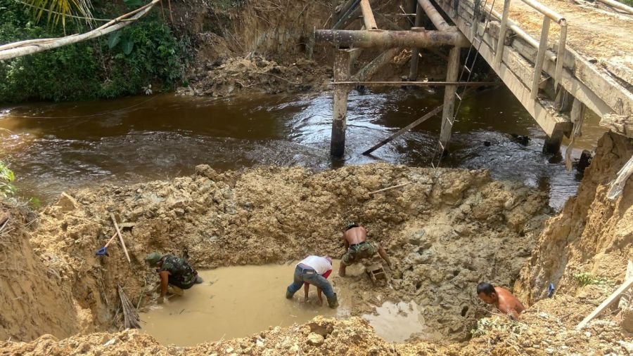 PERSIAPAN TAHAP LANJUTAN, PEKERJA KEBUT PEMBERSIHAN LANDASAN FALKET JEMBATAN DESA KAMPUNG PINANG
