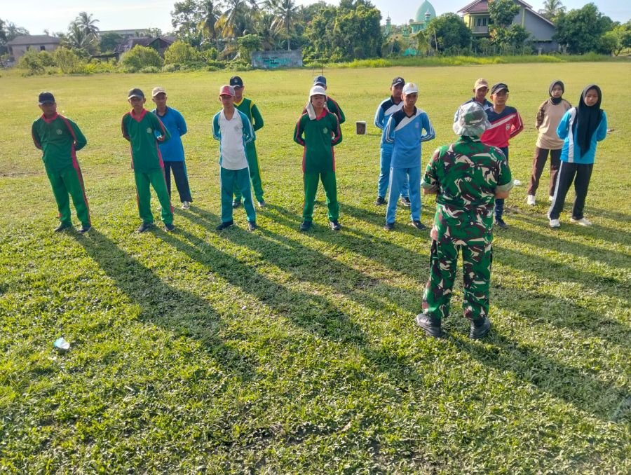 Persiapkan Generasi Muda Jelang HUT RI Ke-81, Babinsa Koramil 01/Bangkinang Latih Paskibra Kecamatan