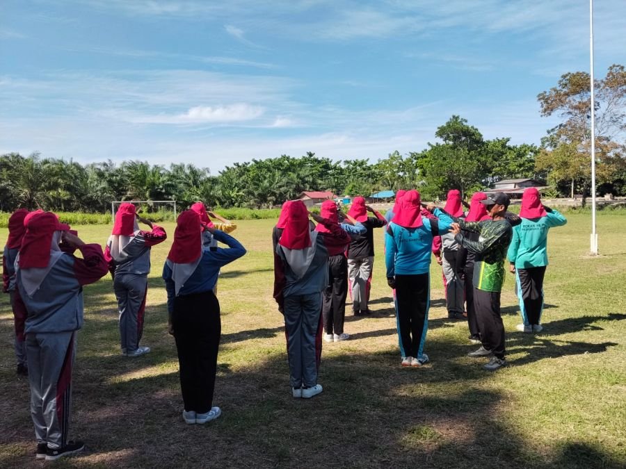 Persiapkan HUT RI ke-81, Babinsa Koramil 01/Bangko Gembleng 17 Peserta Paskibraka Batu Hampar