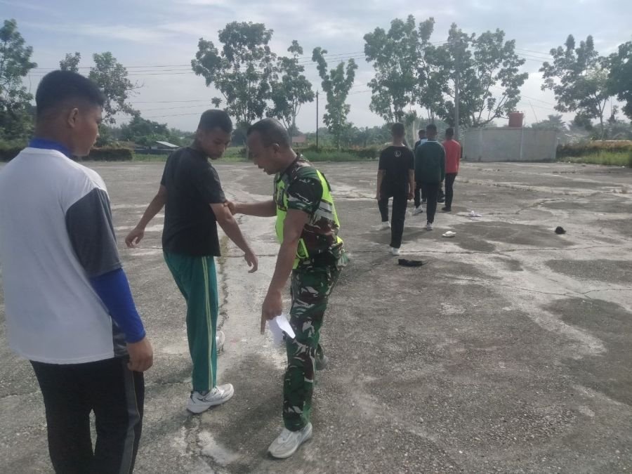 Persiapkan Pengibar Bendera Terbaik, Babinsa Koramil 08/TDN Turun Tangan Latih Paskibra Ujungbatu