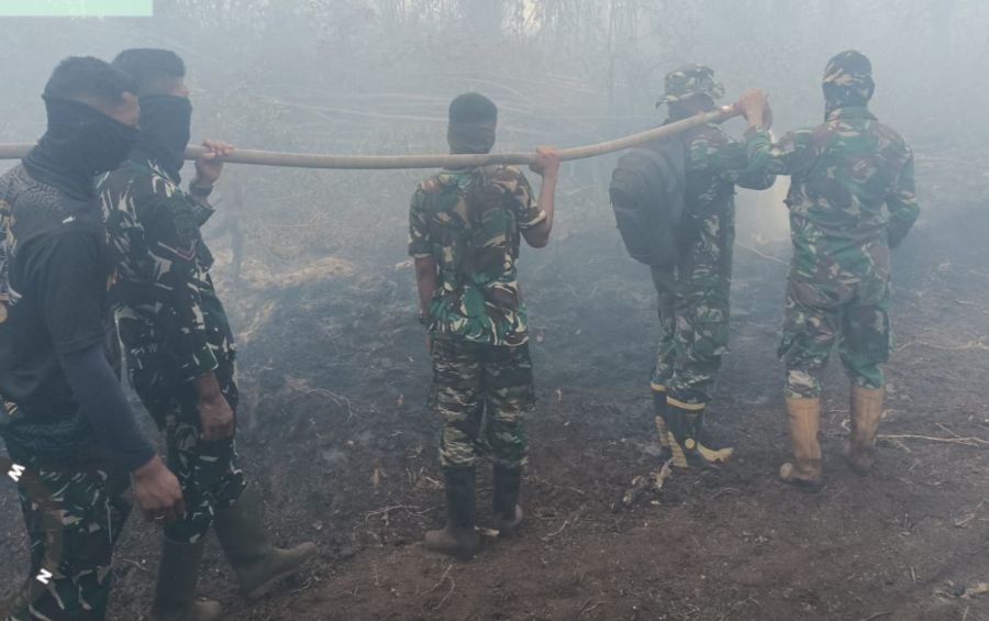 Personel Babinsa Koramil 01/Rengat Laksanakan Pemadaman Karhutla