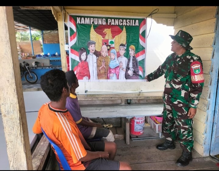 Personel Babinsa Koramil 02/SA Kodim 0322/Siak, Serka Irwan, melaksanakan kegiatan Komsos serta sosi