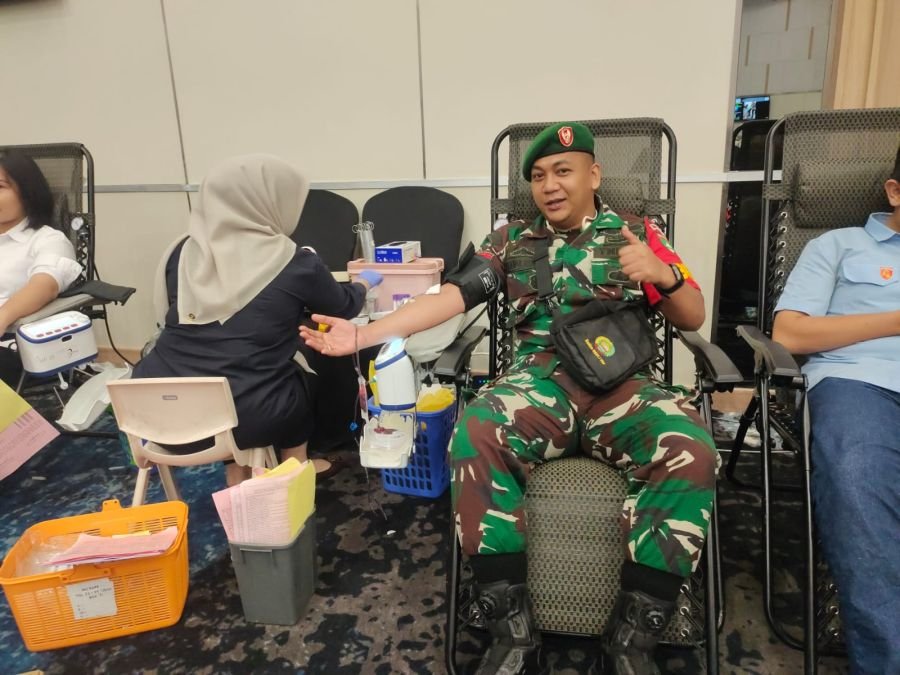 Personel Kodim 0301/Pbr Ikuti Donor Darah Bhaktikes Dalam Rangka Hari Bhayangkara ke -80