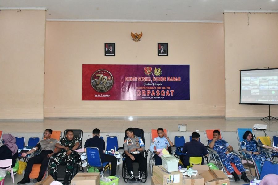 Personel Kodim 0301/Pekanbaru Ikuti Donor Darah HUT ke-79 Kopasgat TNI AU
