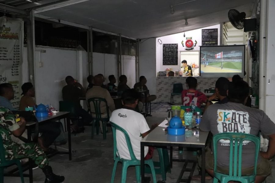 Personel Kodim 0317/TBK Nobar Piala Dunia Bersama Warga Karimun