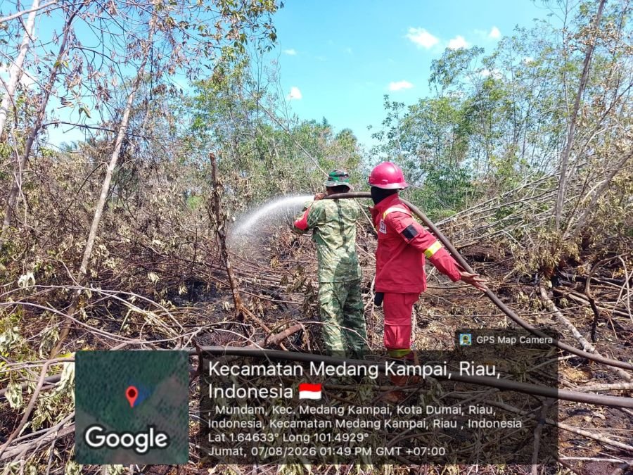 Personel Kodim 0320/Dumai Bersama Tim Gabungan Berhasil Kendalikan Karhutla di Kelurahan Mundam