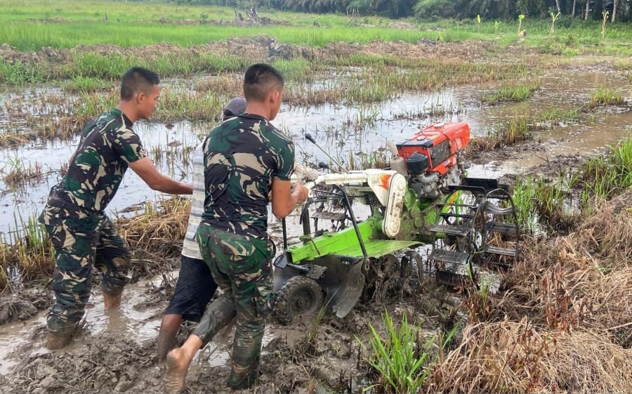 Personel Kompi Pertanian Yonif TP 850/SC Bajak Sawah Dukung Ketahanan Pangan