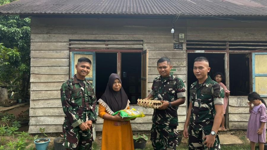 Personel Kompi Senapan A, Yonif TP 850 Gelar Komsos dan Bantu Fakir Miskin di Desa Binaan