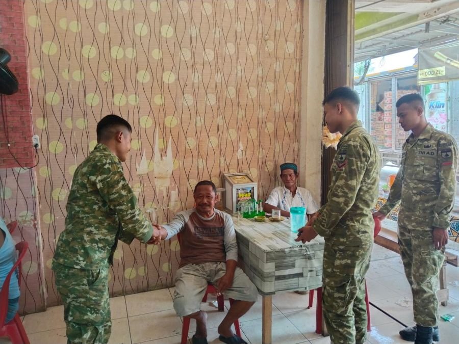 Personel Kompi Zeni Yonif TP 850/SC Jalin Komunikasi Sosial di Sere Wangi