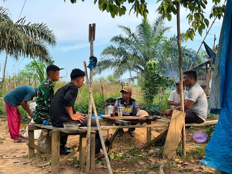 Personel Kompi Zeni Yonif TP 850/SC Jalin Komunikasi Sosial di Sere Wangi