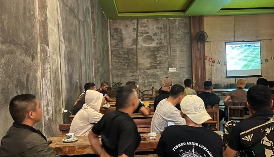 Personel Koramil 01/Ranai Nobar Piala Dunia Bersama Warga, Pererat Kemanunggalan TNI dengan Masyarak
