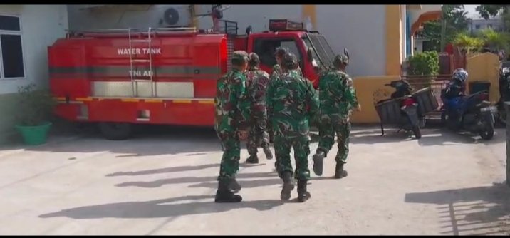 Personel Koramil 02/Tebing Tinggi Latihan Pengoperasian Kendaraan Pemadam Kebakaran