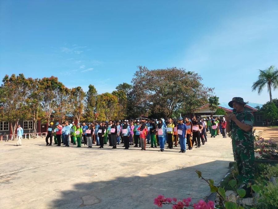 Personel Koramil 0321-03/Bgs Rohil Tanamkan Bela Negara kepada Siswa MPLS