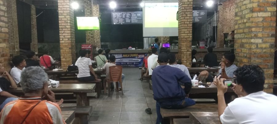 Personel Koramil 03/Bintan Utara Gelar Nonton Bareng Piala Dunia Bersama Masyarakat Tanjung Uban