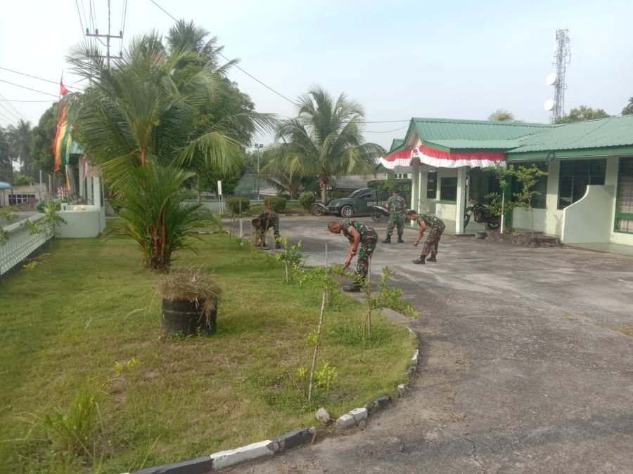 Personel Koramil 03/Kundur Bersihkan Markas, Lingkungan Rapi Jadi Prioritas
