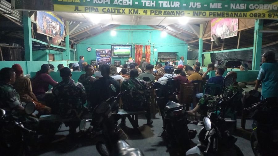 Personel Koramil 04/Perawang melaksanakan Nobar Sepak Bola Piala Dunia 2026 bersama warga Tualang