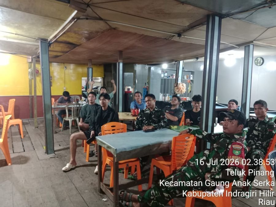 Personel Koramil 05/Gas Nobar Pildun bentuk kedekatan aparat teritorial dengan Masyarakat di warung
