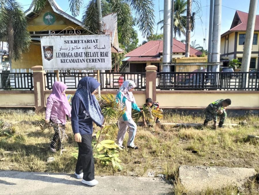 Personel Koramil 06/Cerenti Bersama Pegawai Kecamatan Gotong Royong Bersihkan halaman Kantor Camat