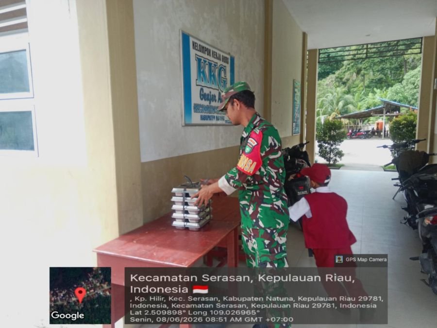 Personel Koramil 06/Serasan Kodim 0318/Natuna, Pratu Jhon Sirait, melaksanakan monitoring pelaksanaa