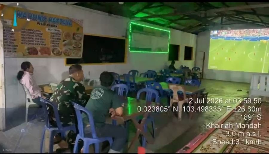 Personel Koramil 08/Mandah Hadir Jaga Kondusivitas Melalui Nobar Piala Dunia