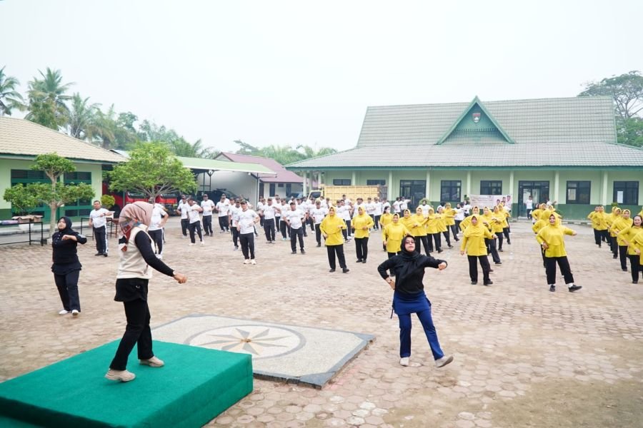 Personel Koramil 12/Batang Tuaka dan Persit Ikuti Senam Bersama di Makodim 0314/Inhil