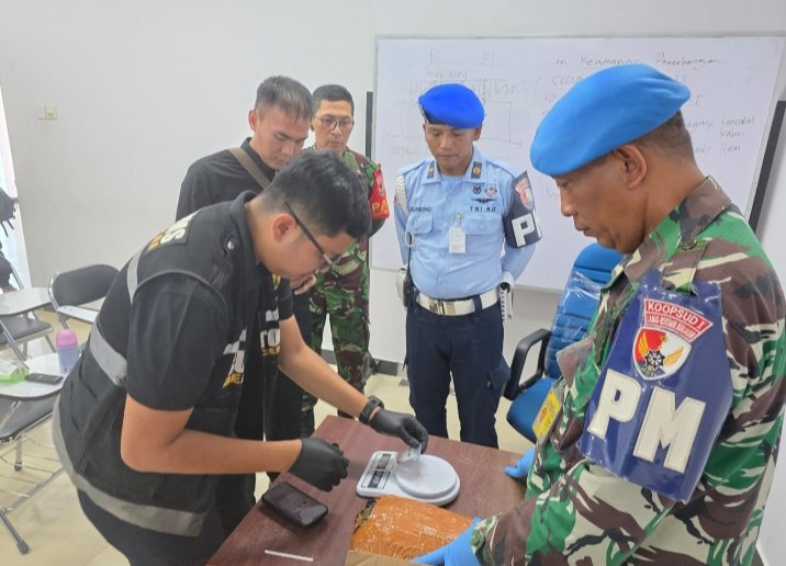 Personel Lanud RSN BKO Bandara SSK II Gagalkan Pengiriman Ganja 992 Gram di Gudang Kargo SSK II