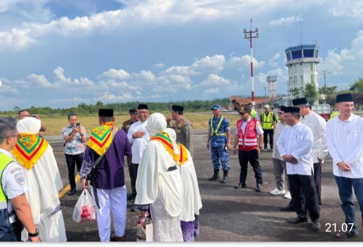 Personel Lanud RSN Dukung Penerbangan Bersejarah Feeder Haji dari Rokan Hulu ke Batam