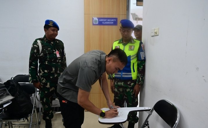 Personel Lanud RSN Gagalkan Pengiriman Narkotika Melalui Jalur Udara di Bandara SSK II