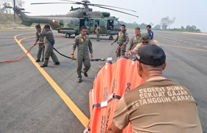 Personel TNI AU pastikan  Heli Caracal H225M dengan kondisi Prima Hadapi Karhutla Riau
