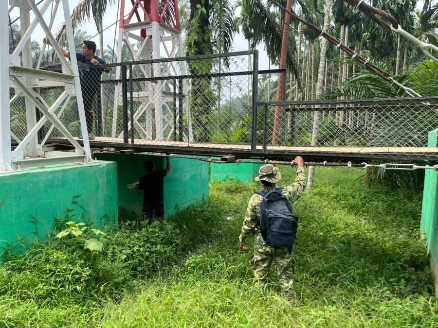 Personel TNI Bersama Masyarakat Laksanakan Perawatan Jembatan Gantung Garuda di Desa Ringin Belimbin