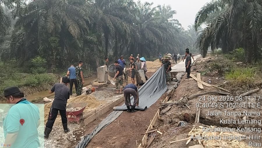 Personel TNI Satgas TMMD dan Warga Kompak Gotong Royong Kerjakan Semenisasi Jalan di Kuala Lemang