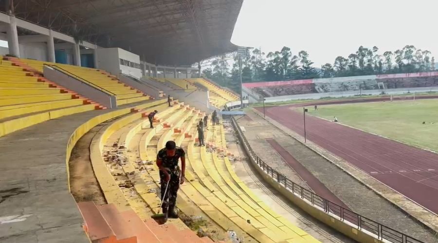Personel Yonif TP 850/SC Bersihkan Stadion Sport Centre Teluk Kuantan