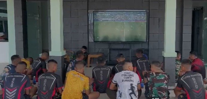Personel Yonif TP 850/SC dan Warga Antusias Nobar Piala Dunia