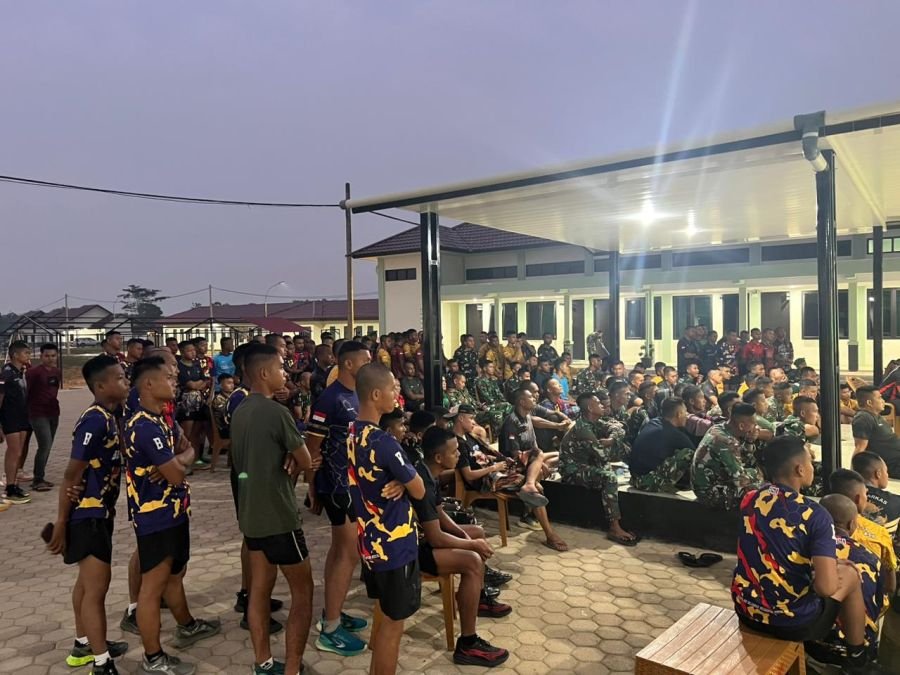 Personel Yonif TP 850/SC dan Warga Antusias Nobar Piala Dunia