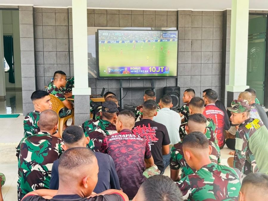 Personel Yonif TP 850/SC dan Warga Antusias Nobar Piala Dunia