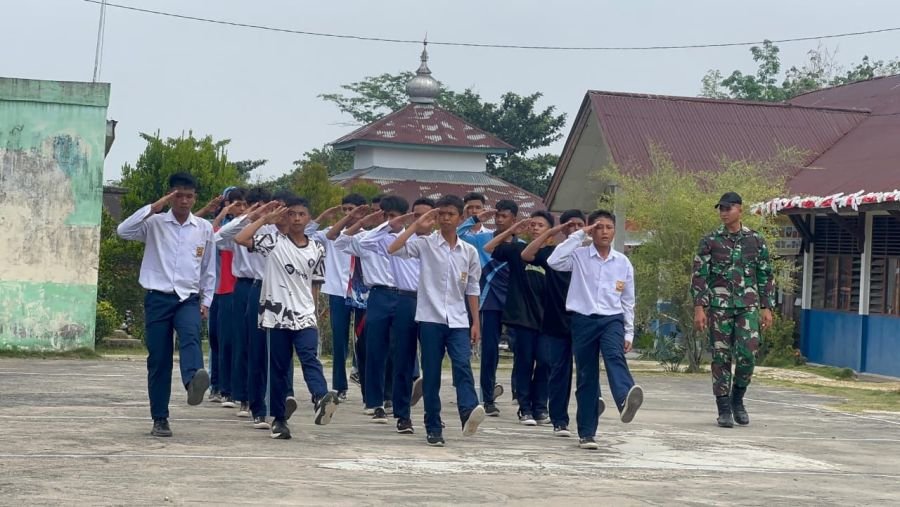 Personel Yonif TP 850/SC Latih PBB Siswa SMP Negeri 3 Pandan Wangi