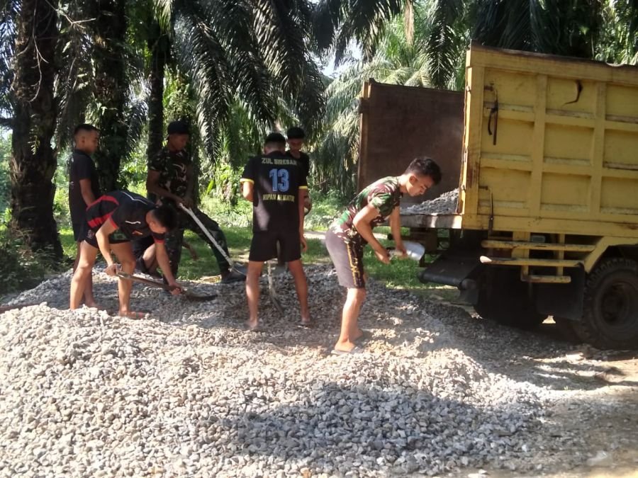 Personil Kodim 0302/Inhu Pelansiran Material, Percepat Pembangunan Jembatan Gantung Garuda