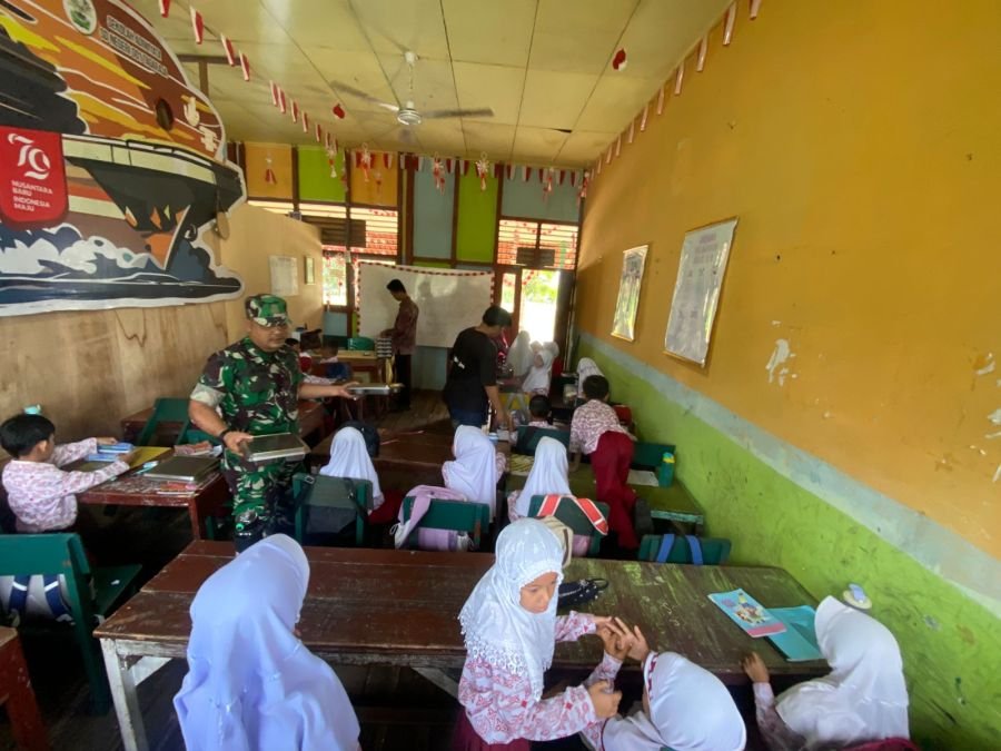 Personil Koramil 06/Kateman mendampingi pembagian MBG di setiap sekolah agar tertib dan aman