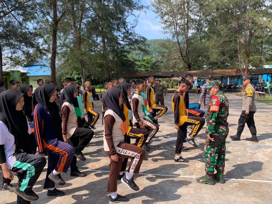 Personil koramil 06/serasan Dpp serka A. Harahap melaksanakan seleksi paskibra di Sekolah SMAN 1 ser