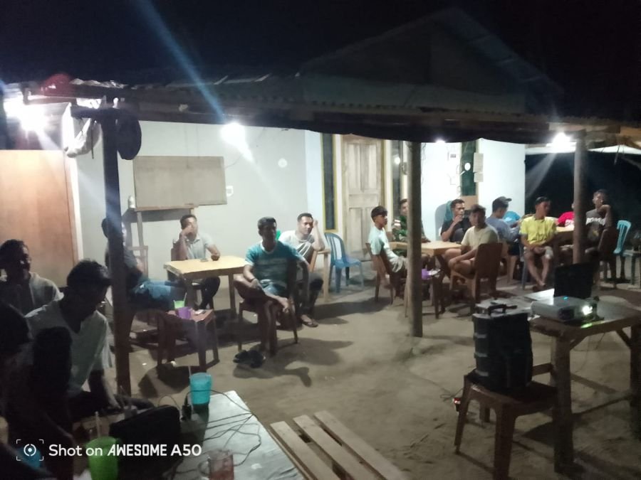 Personil koramil 06/Serasan kopda Hafid Heriadi melaksanakan nobar di kedai kopi bapak frengki .