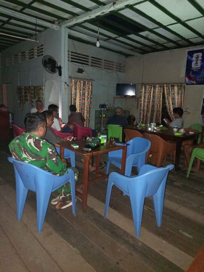 Personil koramil 06/serasan melaksanakan nobar piala Dunia di kedai kopi Berkat kampung pelimpak