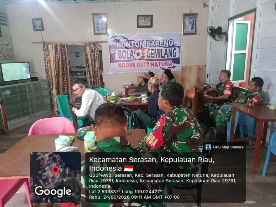 Personil koramil 06/serasan melaksanakan Nobar piala Dunia tahun 2026 di kedai kopi Berkat .